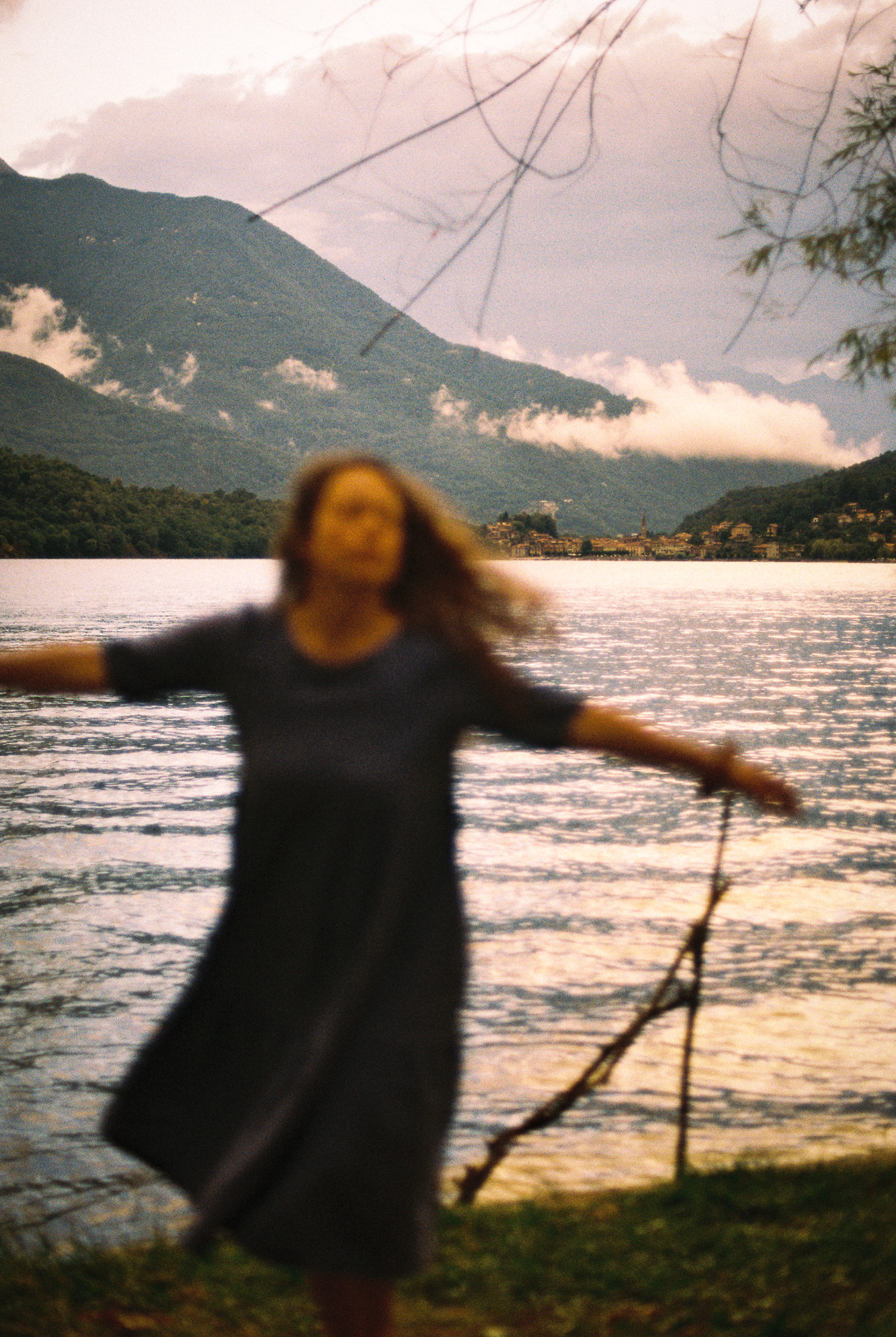 Elena Parwan bewegt sich tanzend an einem See.