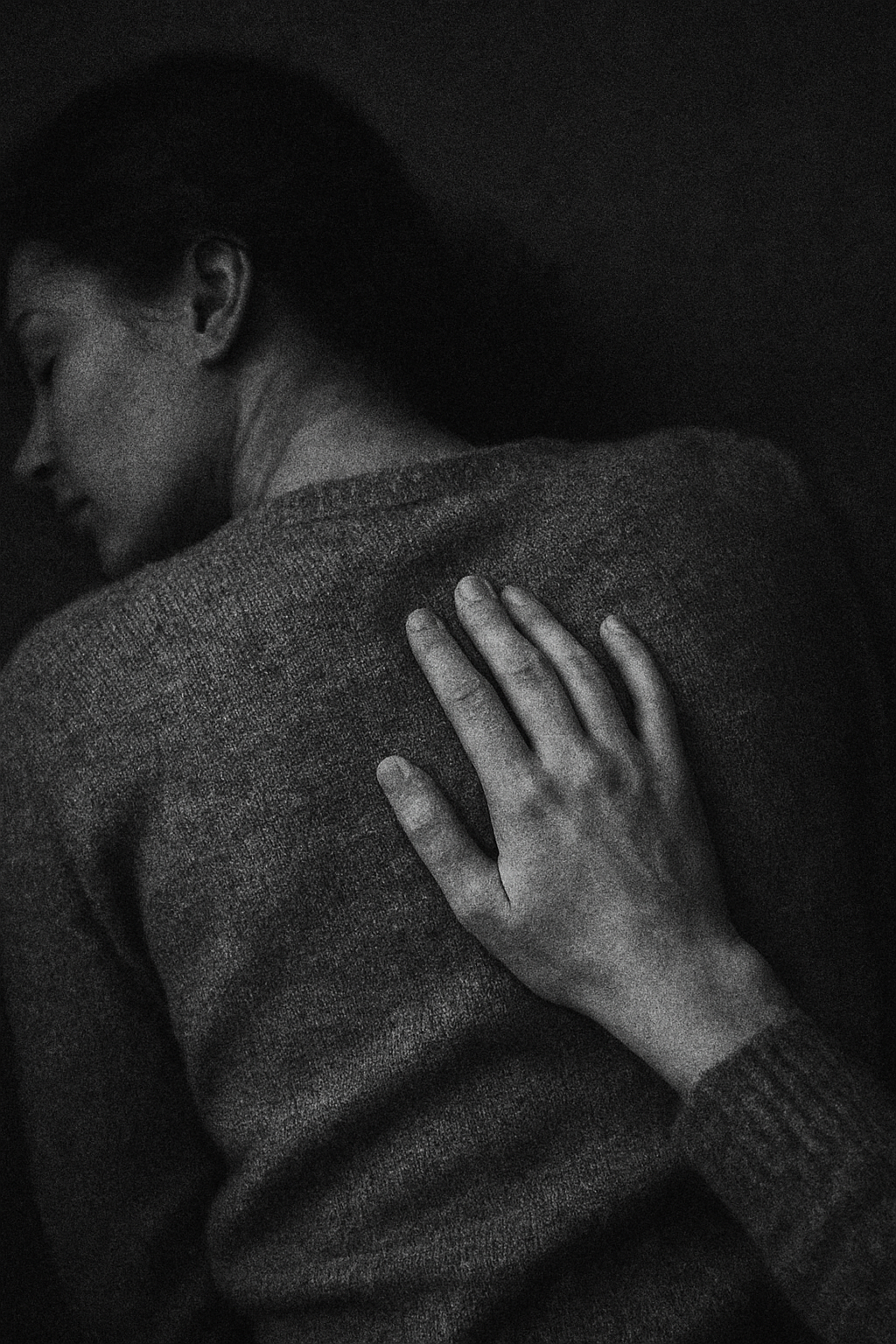 Eine Hand liegt auf dem Rücken